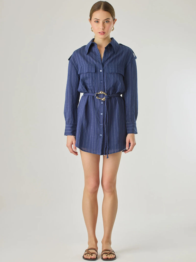 Blusa tipo camisera de manga larga con sutiles rayas y cinturón trenzado que define la figura. Su diseño ligero y relajado ofrece un estilo casual con toques elegantes, ideal para llevar con faldas o pantalones en looks versátiles y modernos.

Detalles:

Color: Navy

Material: 77% Rayon 23% Nylon

Características: Incluye cinturón a tono.