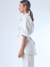 Estructurada y versátil, esta sobrecamisa de corte recto incorpora un cinturón que define la cintura y realza la silueta. Con bolsillos tipo parche en el pecho, manga con ajuste y botonadura clásica, es una prenda ideal para looks monocromáticos, estilismos urbanos o conjuntos sofisticados de inspiración utilitaria. Perfecta como pieza central de un outfit cómodo y elegante.
