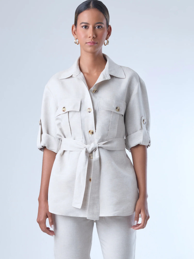 Estructurada y versátil, esta sobrecamisa de corte recto incorpora un cinturón que define la cintura y realza la silueta. Con bolsillos tipo parche en el pecho, manga con ajuste y botonadura clásica, es una prenda ideal para looks monocromáticos, estilismos urbanos o conjuntos sofisticados de inspiración utilitaria. Perfecta como pieza central de un outfit cómodo y elegante.