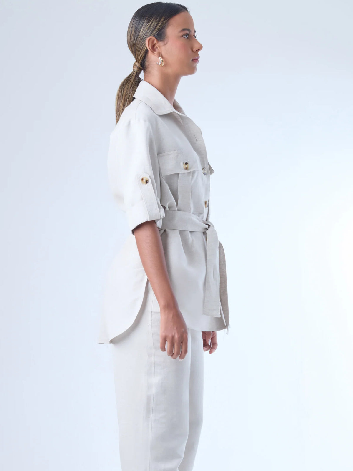 Estructurada y versátil, esta sobrecamisa de corte recto incorpora un cinturón que define la cintura y realza la silueta. Con bolsillos tipo parche en el pecho, manga con ajuste y botonadura clásica, es una prenda ideal para looks monocromáticos, estilismos urbanos o conjuntos sofisticados de inspiración utilitaria. Perfecta como pieza central de un outfit cómodo y elegante.