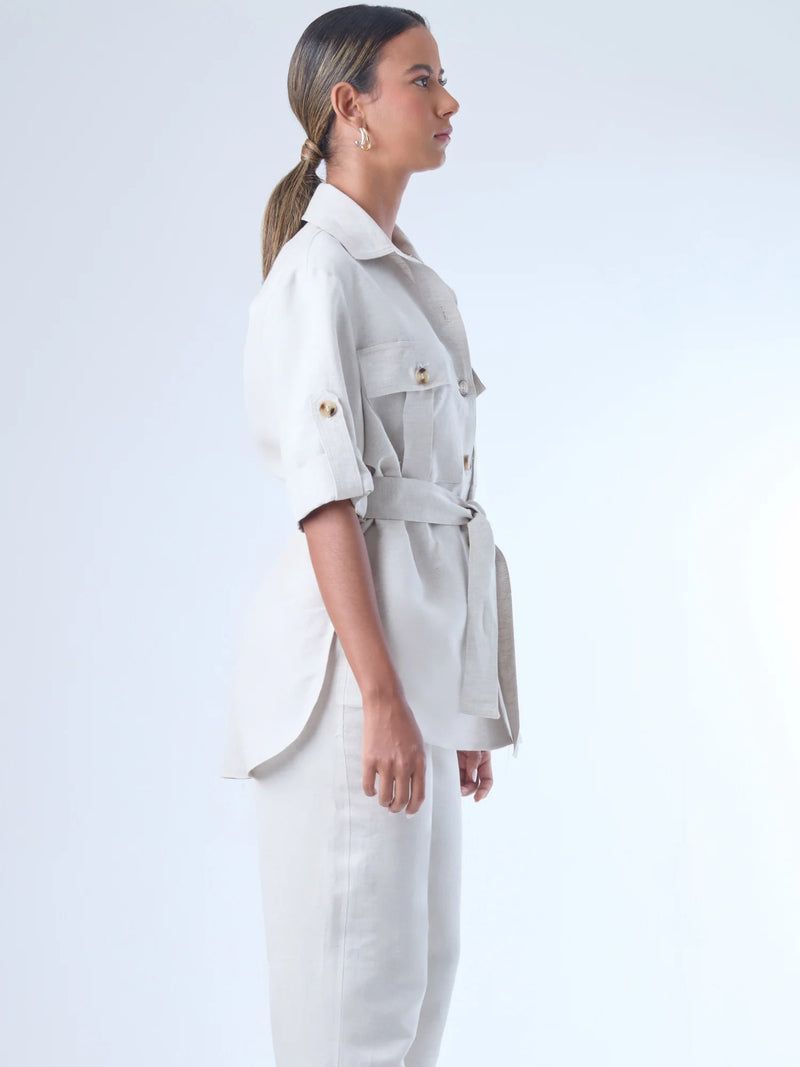 Estructurada y versátil, esta sobrecamisa de corte recto incorpora un cinturón que define la cintura y realza la silueta. Con bolsillos tipo parche en el pecho, manga con ajuste y botonadura clásica, es una prenda ideal para looks monocromáticos, estilismos urbanos o conjuntos sofisticados de inspiración utilitaria. Perfecta como pieza central de un outfit cómodo y elegante.
