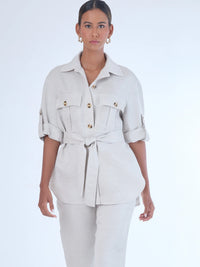 Estructurada y versátil, esta sobrecamisa de corte recto incorpora un cinturón que define la cintura y realza la silueta. Con bolsillos tipo parche en el pecho, manga con ajuste y botonadura clásica, es una prenda ideal para looks monocromáticos, estilismos urbanos o conjuntos sofisticados de inspiración utilitaria. Perfecta como pieza central de un outfit cómodo y elegante.
