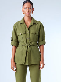 Diseñada para un look estructurado con actitud, esta sobrecamisa combina funcionalidad y estilo. Con cuello clásico, botones frontales y bolsillos de solapa, incorpora un cinturón que acentúa la cintura y realza la silueta. Las mangas pueden llevarse dobladas para un aire relajado o extendidas para un look más pulido. Ideal para outfits casuales sofisticados o conjuntos monocromáticos con carácter.