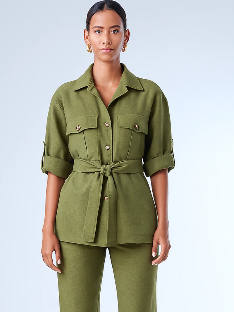 Diseñada para un look estructurado con actitud, esta sobrecamisa combina funcionalidad y estilo. Con cuello clásico, botones frontales y bolsillos de solapa, incorpora un cinturón que acentúa la cintura y realza la silueta. Las mangas pueden llevarse dobladas para un aire relajado o extendidas para un look más pulido. Ideal para outfits casuales sofisticados o conjuntos monocromáticos con carácter.