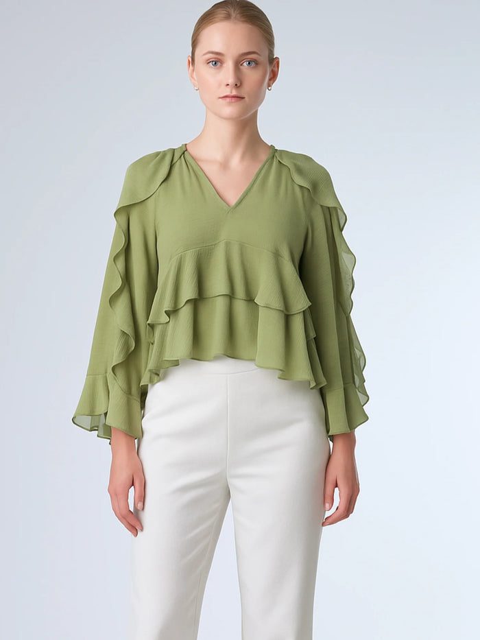 Ligera y romántica, esta blusa de textura vaporosa destaca por sus volantes en capas que aportan movimiento y fluidez. El escote en V y las mangas amplias con acabado ondulado añaden un toque delicado y sofisticado. Ideal para ocasiones especiales, cenas o estilismos casuales con un aire femenino y refinado.

Detalles:

Color: Olivo&nbsp;