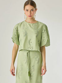 Blusa de silueta recta con delicados bordados en todo el tejido. Sus mangas cortas de acabado ondulado aportan un aire femenino y romántico. El diseño incluye detalles calados que aportan textura y ligereza, convirtiéndola en una prenda ideal para looks frescos y sofisticados.

Detalles:

Color: Verde

Material: 70% Rayón 30% Lino