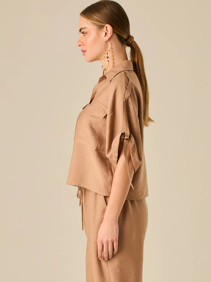 Blusa de silueta relajada con botones al frente, bolsillos tipo parche y mangas con detalle de amarre que aporta un aire desenfadado y chic. Su estilo versátil la convierte en una opción perfecta para looks casuales con un toque sofisticado.

Detalles:

Color: Cafe

Material: 90% Rayon 10% Nylon