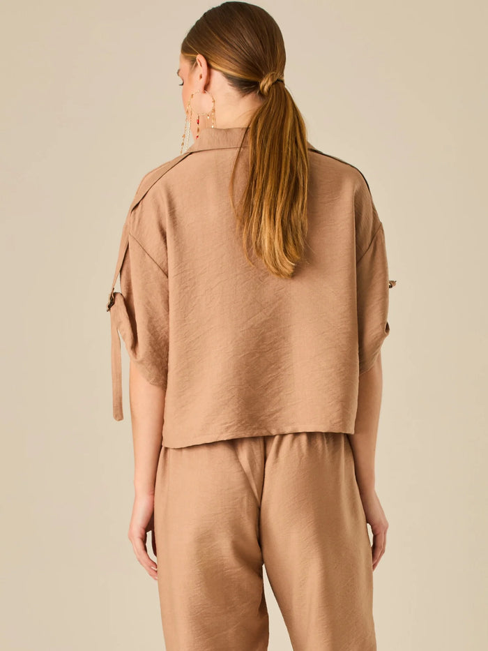 Blusa de silueta relajada con botones al frente, bolsillos tipo parche y mangas con detalle de amarre que aporta un aire desenfadado y chic. Su estilo versátil la convierte en una opción perfecta para looks casuales con un toque sofisticado.

Detalles:

Color: Cafe

Material: 90% Rayon 10% Nylon