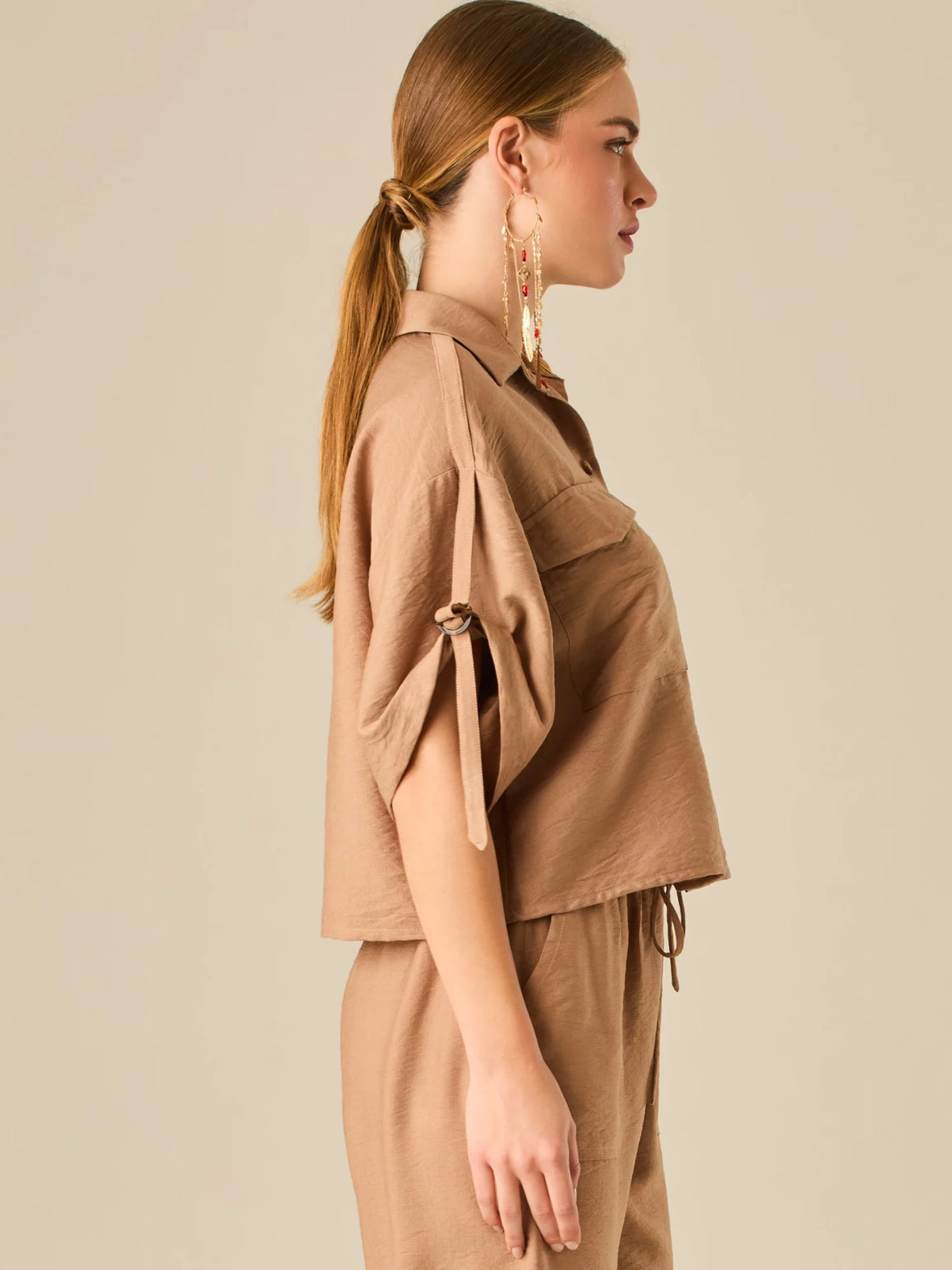 Blusa de silueta relajada con botones al frente, bolsillos tipo parche y mangas con detalle de amarre que aporta un aire desenfadado y chic. Su estilo versátil la convierte en una opción perfecta para looks casuales con un toque sofisticado.

Detalles:

Color: Cafe

Material: 90% Rayon 10% Nylon