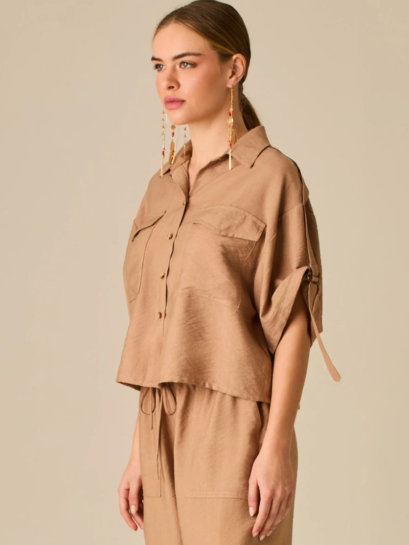 Blusa de silueta relajada con botones al frente, bolsillos tipo parche y mangas con detalle de amarre que aporta un aire desenfadado y chic. Su estilo versátil la convierte en una opción perfecta para looks casuales con un toque sofisticado.

Detalles:

Color: Cafe

Material: 90% Rayon 10% Nylon