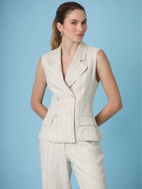 Blusa Rondine Sand en tono beige con rayas delgadas, botones frontales y estilo moderno para mujer.