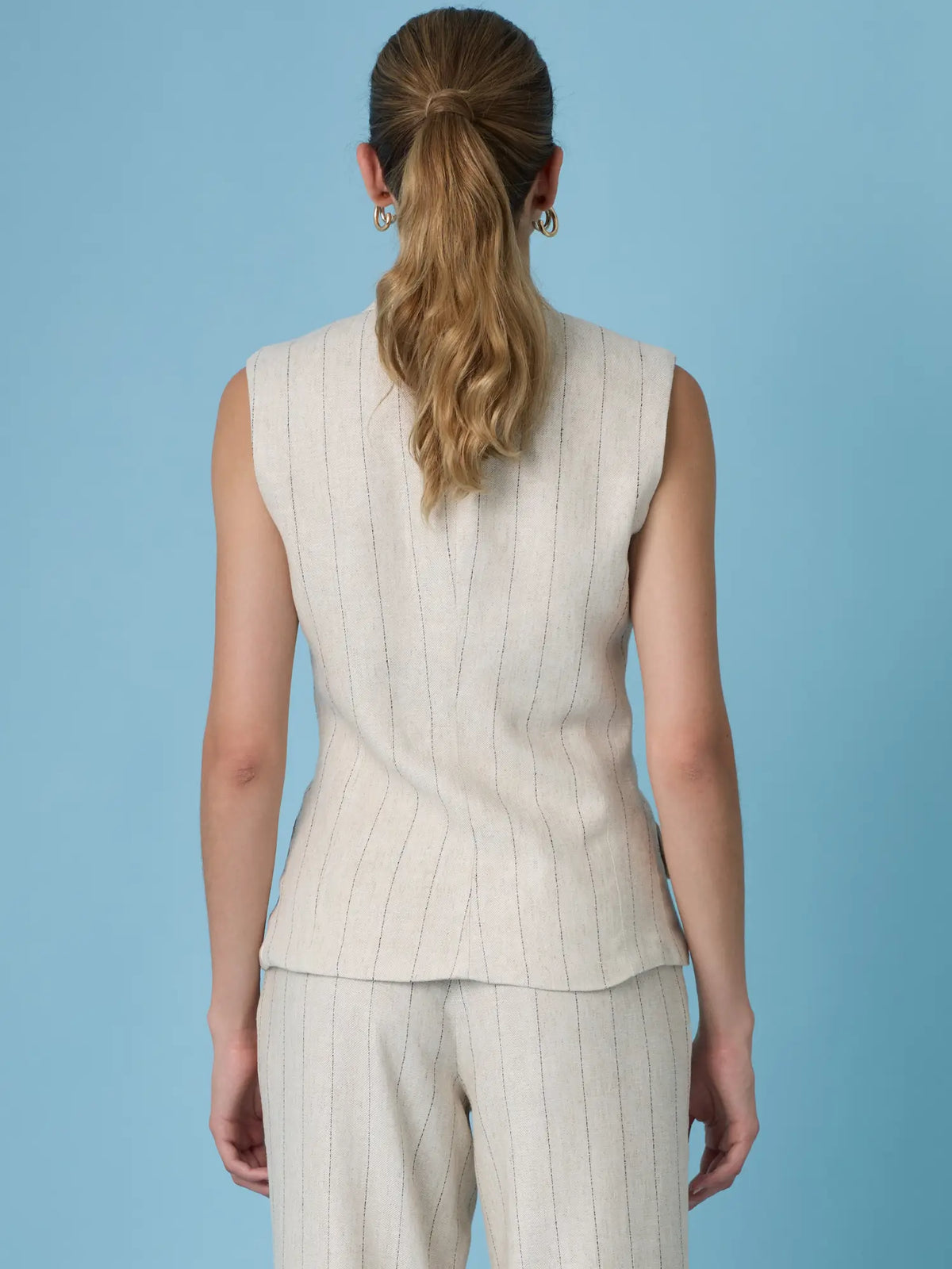 Blusa Rondine Sand elegante en beige con rayas delgadas, bolsillos decorativos y diseño sin mangas moderno.