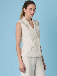 Blusa Rondine Sand con rayas verticales, corte estructurado y doble botonadura que aporta un estilo pulido.