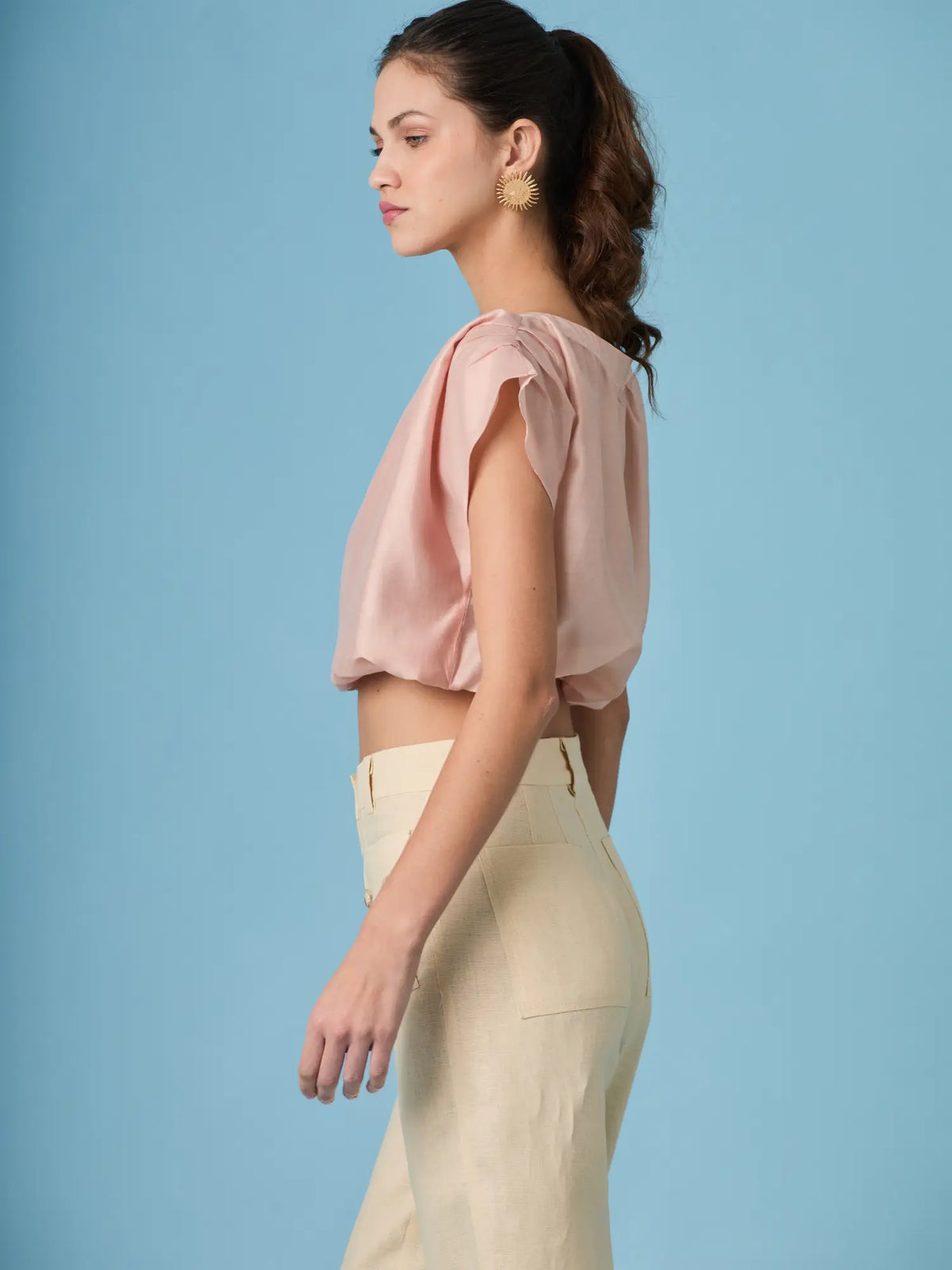 Blusa Saanvi Rosa corta con estilo minimalista y caída ligera en color rosa.