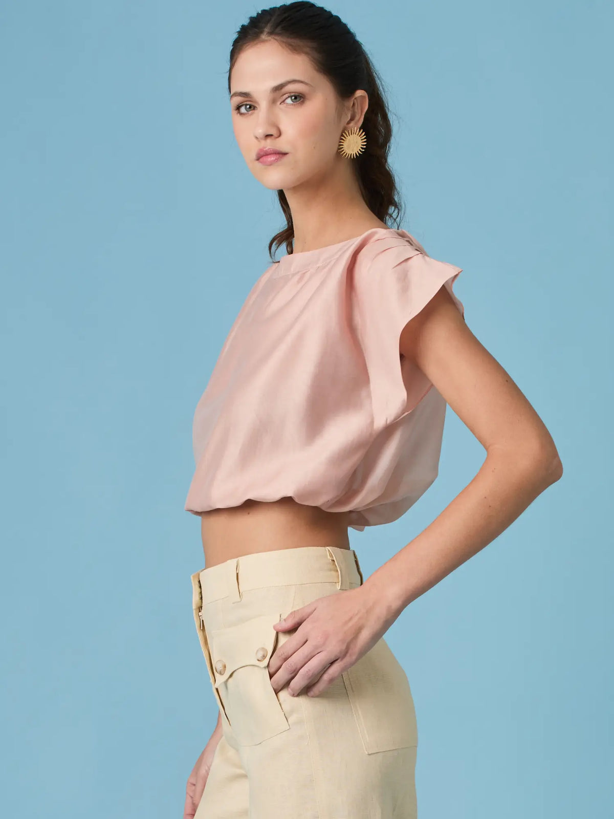 Blusa Saanvi Rosa con manga amplia y silueta femenina ideal para looks modernos.