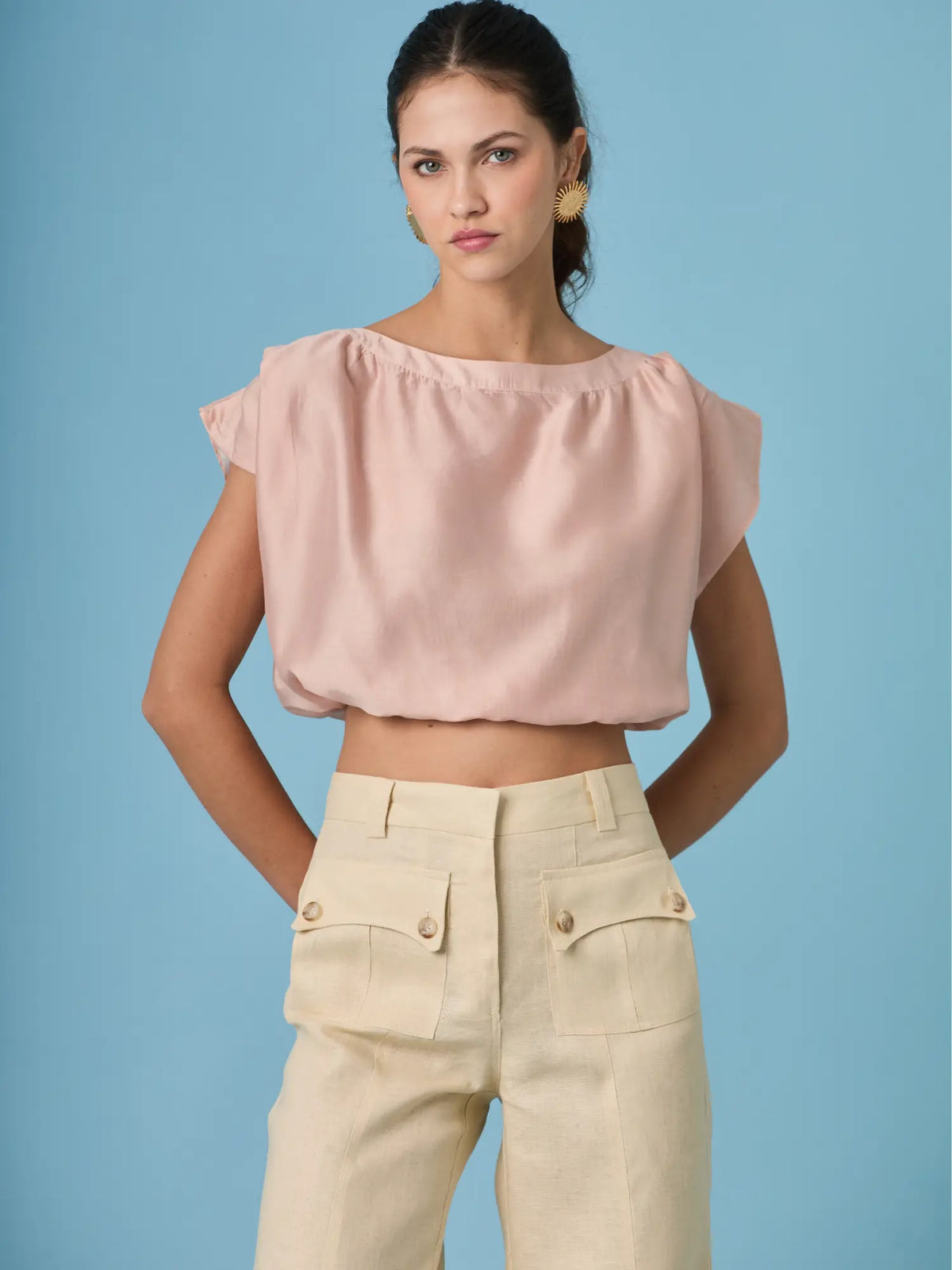 Blusa Saanvi Rosa para mujer con diseño sofisticado y acabado delicado.