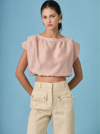 Blusa Saanvi Rosa para mujer con diseño sofisticado y acabado delicado.