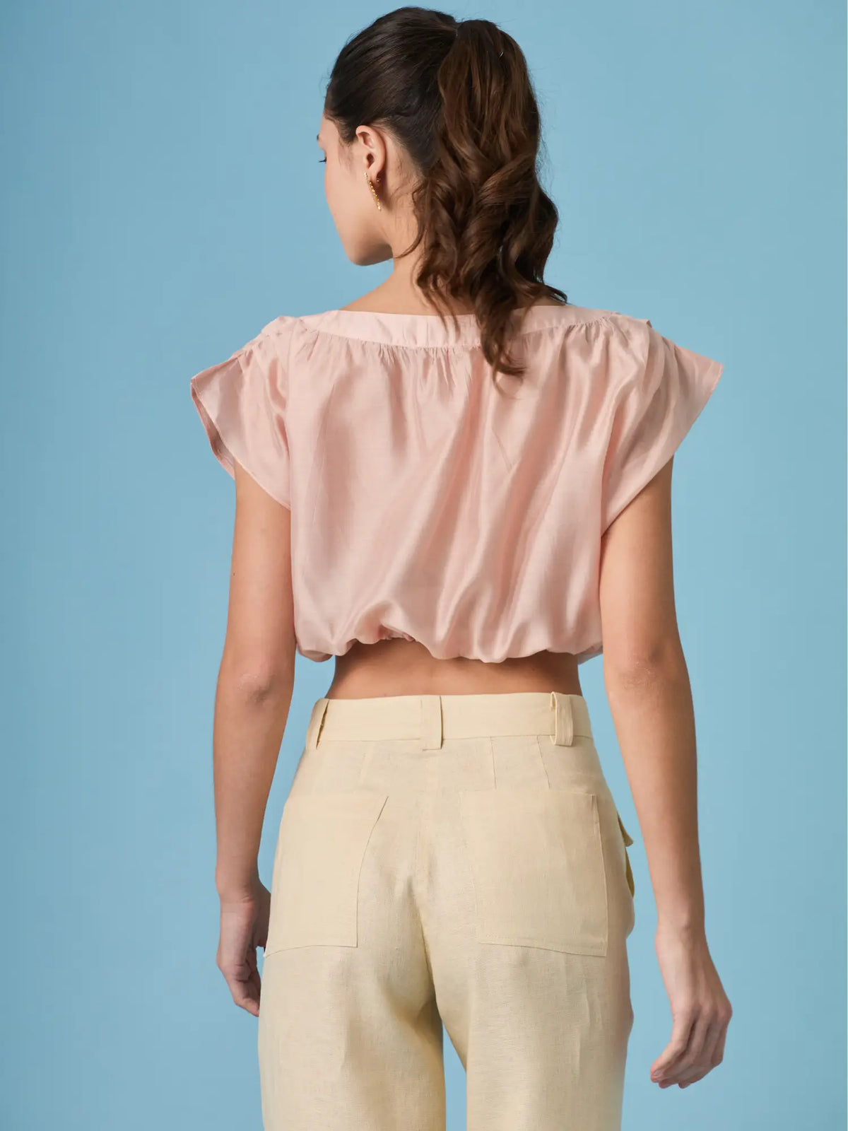 Blusa Saanvi Rosa tipo top moderno con líneas limpias y tono rosado natural.