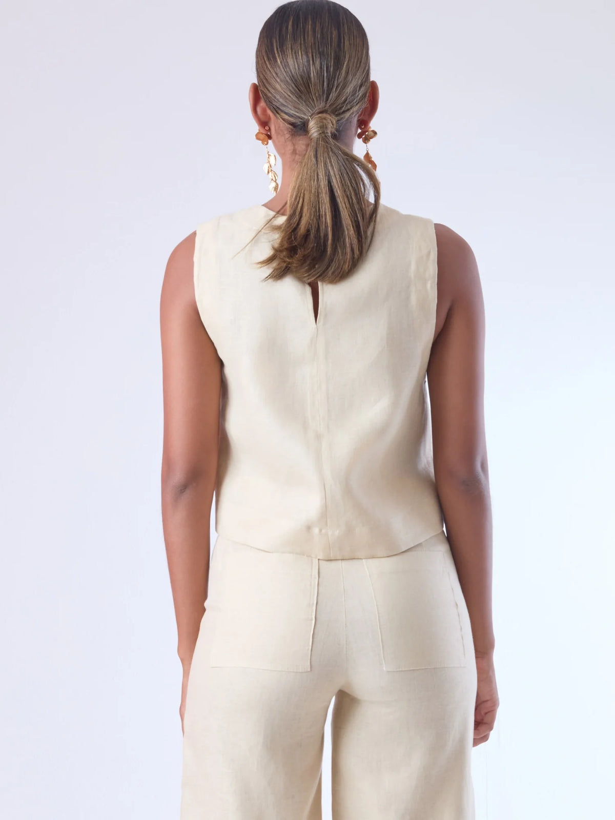 Blusa sin mangas de corte recto y silueta relajada. Tiene cuello redondo cerrado y un diseño limpio sin detalles visibles, lo que le da un estilo minimalista y moderno. El largo llega justo a la cintura, ideal para llevar por fuera o combinada con prendas de talle alto para un look fresco y sofisticado

Detalles:

Color: Sand

Material: 100% lino.&nbsp;