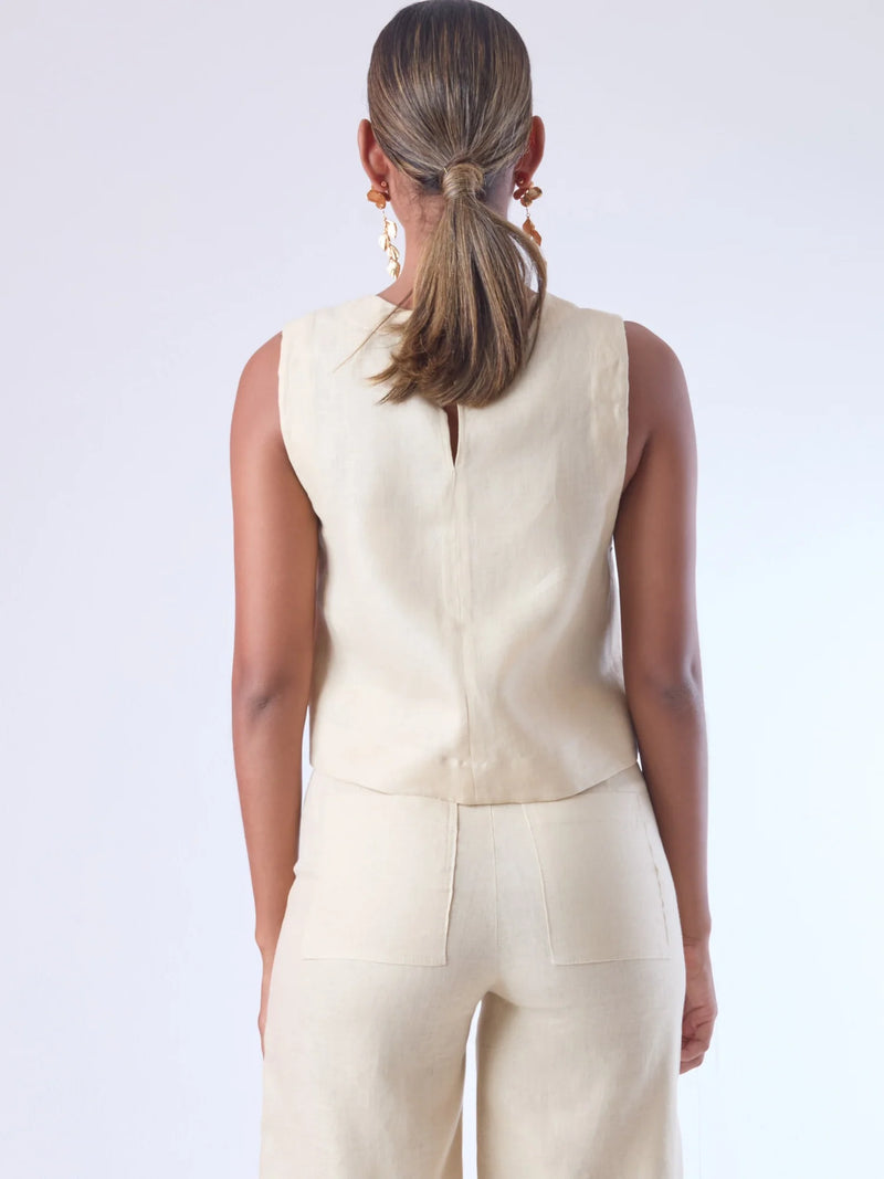 Blusa sin mangas de corte recto y silueta relajada. Tiene cuello redondo cerrado y un diseño limpio sin detalles visibles, lo que le da un estilo minimalista y moderno. El largo llega justo a la cintura, ideal para llevar por fuera o combinada con prendas de talle alto para un look fresco y sofisticado

Detalles:

Color: Sand

Material: 100% lino.&nbsp;