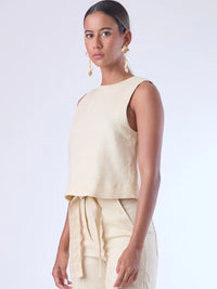 Blusa sin mangas de corte recto y silueta relajada. Tiene cuello redondo cerrado y un diseño limpio sin detalles visibles, lo que le da un estilo minimalista y moderno. El largo llega justo a la cintura, ideal para llevar por fuera o combinada con prendas de talle alto para un look fresco y sofisticado

Detalles:

Color: Sand

Material: 100% lino.&nbsp;