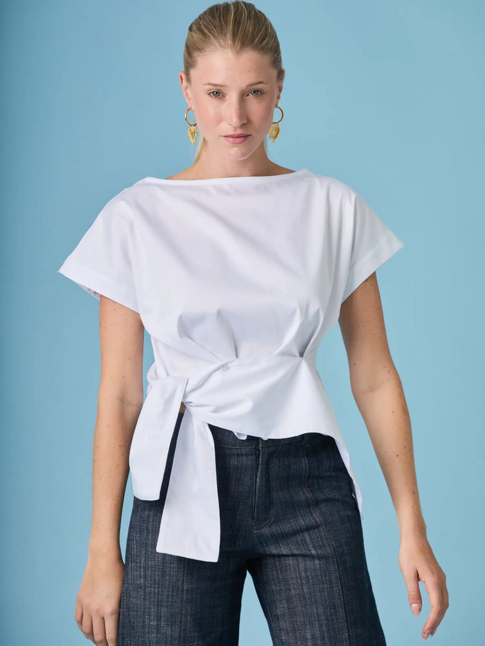 Blusa Shantall Blanco asimétrica con diseño moderno y detalle anudado en la cintura.