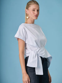Blusa Shantall Blanco elegante con corte relajado y amarre lateral decorativo.