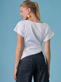 Blusa Shantall Blanco con nudo en la cintura y estilo moderno ideal para outfits casuales y elegantes.