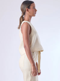 Blusa sin mangas de corte recto y silueta relajada. Tiene cuello redondo cerrado y un diseño limpio sin detalles visibles, lo que le da un estilo minimalista y moderno. El largo llega justo a la cintura, ideal para llevar por fuera o combinada con prendas de talle alto para un look fresco y sofisticado

Detalles:

Color: Sand

Material: 100% lino.&nbsp;