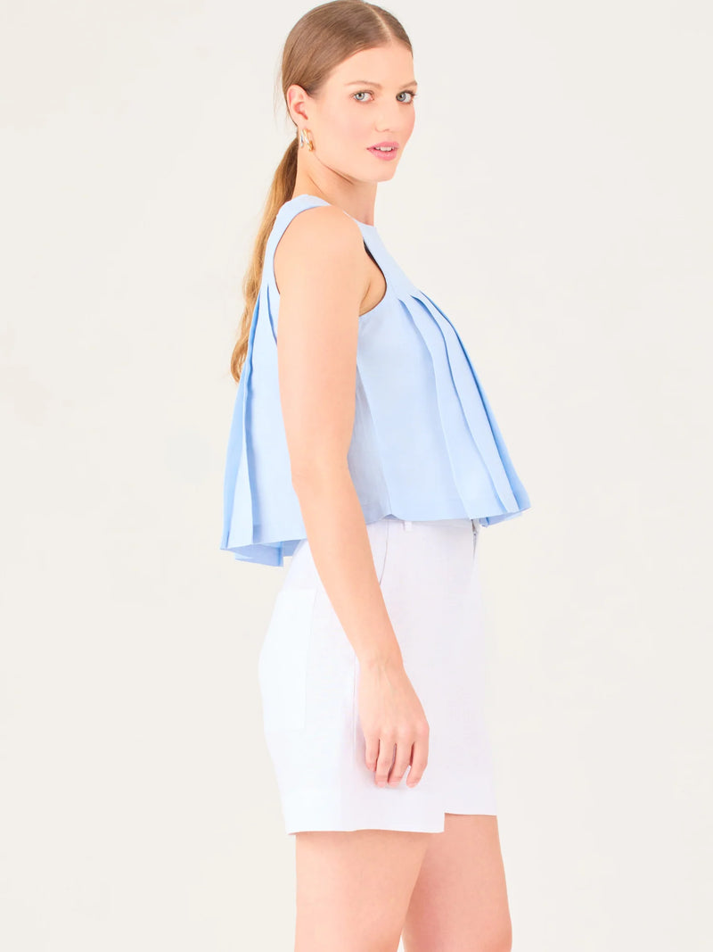 Blusa sin mangas de silueta recta con delicados pliegues frontales que aportan movimiento y un acabado refinado.

Detalles:

Color: Baby Blue