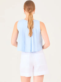 Blusa sin mangas de silueta recta con delicados pliegues frontales que aportan movimiento y un acabado refinado.

Detalles:

Color: Baby Blue