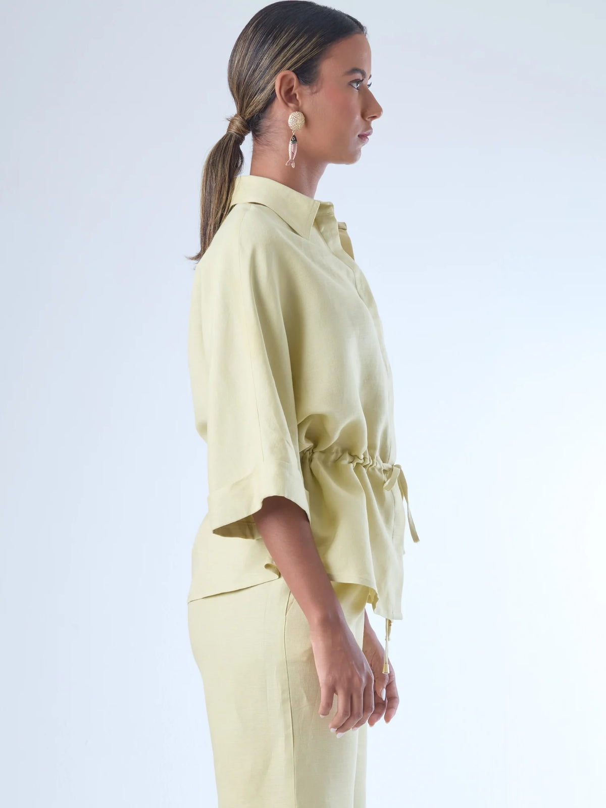 Blusa sin mangas de corte recto y silueta relajada. Tiene cuello redondo cerrado y un diseño limpio sin detalles visibles, lo que le da un estilo minimalista y moderno. El largo llega justo a la cintura, ideal para llevar por fuera o combinada con prendas de talle alto para un look fresco y sofisticado