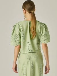 Blusa de silueta recta con delicados bordados en todo el tejido. Sus mangas cortas de acabado ondulado aportan un aire femenino y romántico. El diseño incluye detalles calados que aportan textura y ligereza, convirtiéndola en una prenda ideal para looks frescos y sofisticados.

Detalles:

Color: Verde

Material: 70% Rayón 30% Lino
