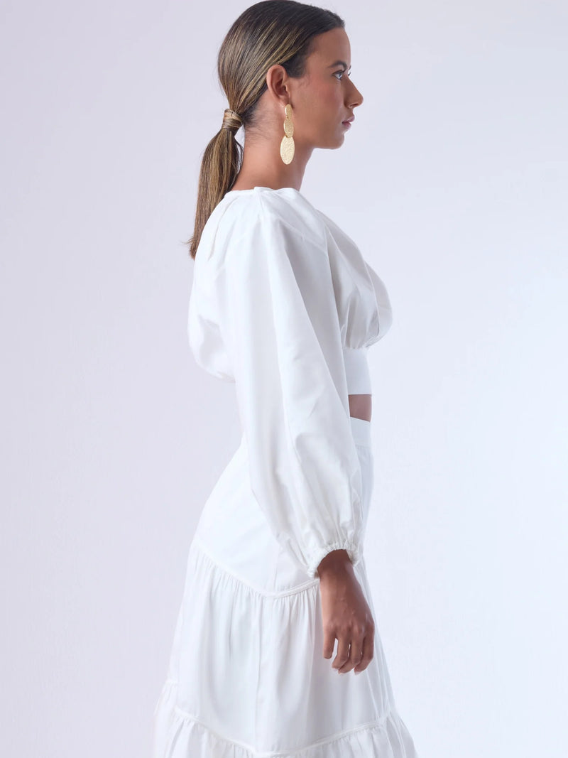 Blusa corta de escote amplio y mangas globo que aportan un aire dramático y femenino. Con ajuste en la cintura y caída fluida, es una pieza sofisticada y fresca que eleva cualquier look con un estilo moderno y elegante.

Detalles:

Color: Blanco