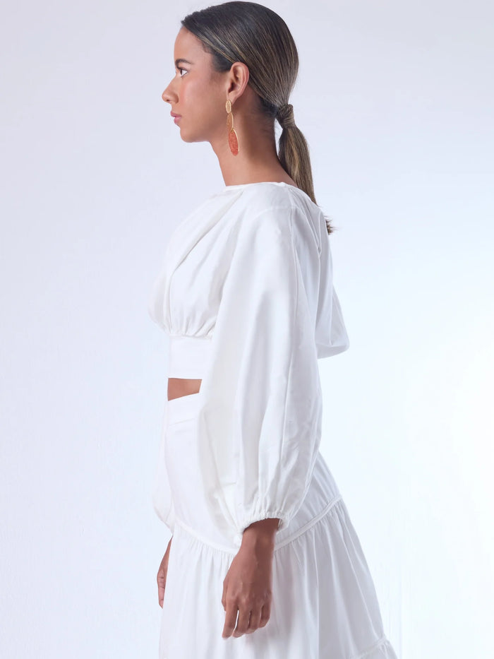 Blusa corta de escote amplio y mangas globo que aportan un aire dramático y femenino. Con ajuste en la cintura y caída fluida, es una pieza sofisticada y fresca que eleva cualquier look con un estilo moderno y elegante.

Detalles:

Color: Blanco