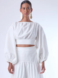 Blusa corta de escote amplio y mangas globo que aportan un aire dramático y femenino. Con ajuste en la cintura y caída fluida, es una pieza sofisticada y fresca que eleva cualquier look con un estilo moderno y elegante.

Detalles:

Color: Blanco