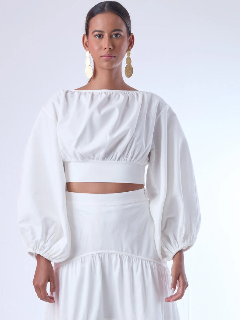 Blusa corta de escote amplio y mangas globo que aportan un aire dramático y femenino. Con ajuste en la cintura y caída fluida, es una pieza sofisticada y fresca que eleva cualquier look con un estilo moderno y elegante.

Detalles:

Color: Blanco