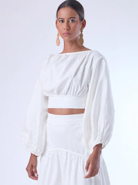 Blusa corta de escote amplio y mangas globo que aportan un aire dramático y femenino. Con ajuste en la cintura y caída fluida, es una pieza sofisticada y fresca que eleva cualquier look con un estilo moderno y elegante.

Detalles:

Color: Blanco