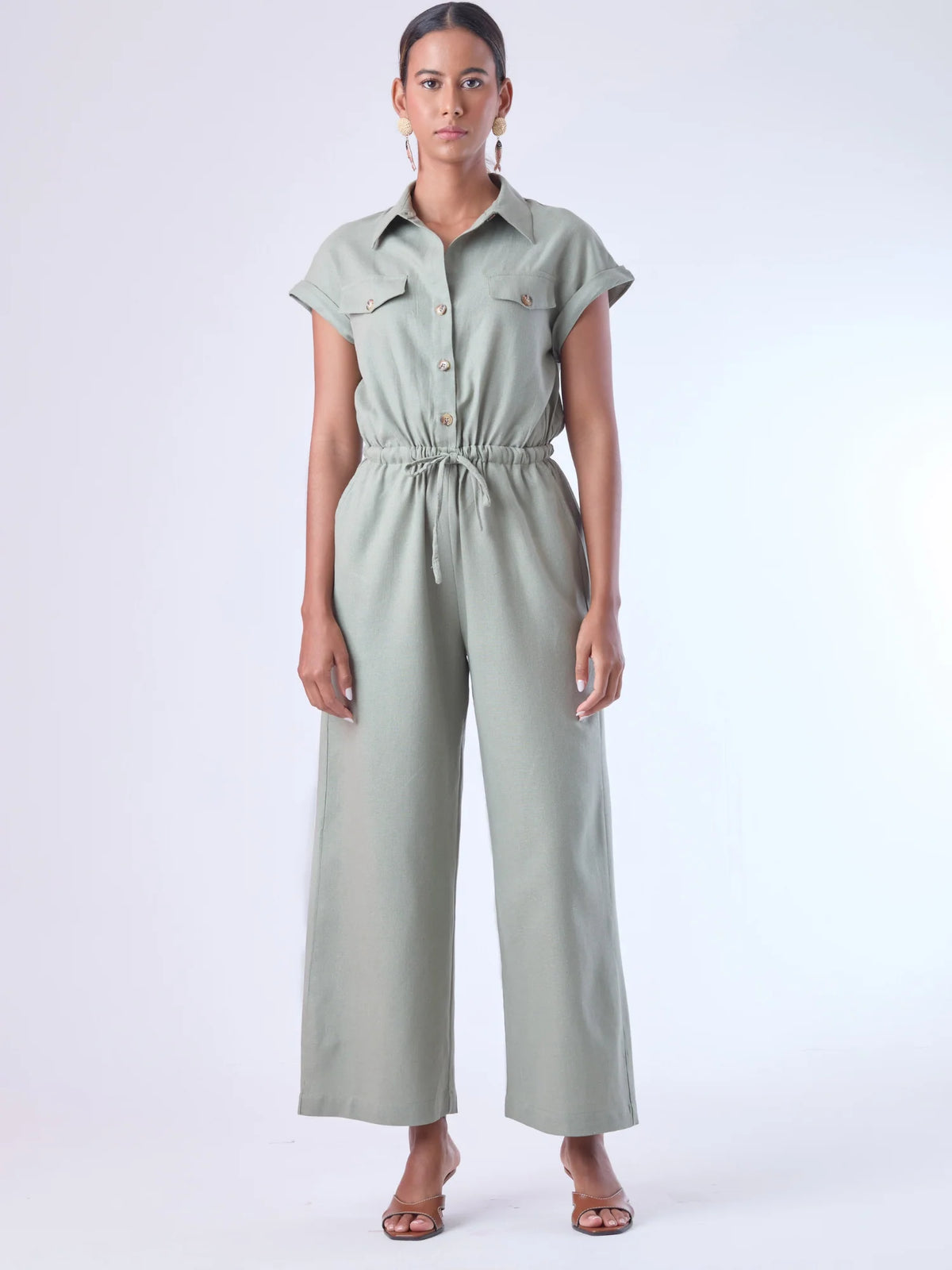 Diseñado para brindar estructura sin perder comodidad, este enterizo combina una silueta relajada con una cintura ajustable que define la figura. Con cuello camisero, mangas cortas con doblez y perilla de botones, es una pieza versátil ideal para días de oficina con estilo o salidas casuales sofisticadas. Su caída fluida y el diseño minimalista lo convierten en un esencial contemporáneo.

Detalles:

Color: Olivo