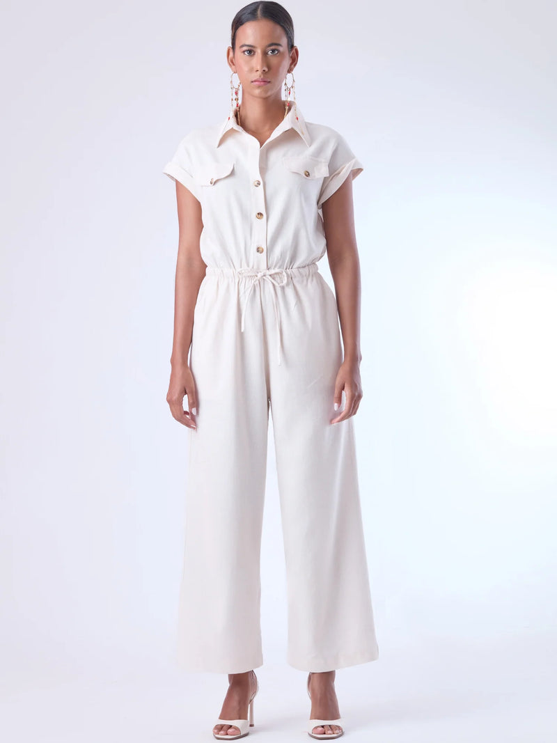 Diseñado para brindar estructura sin perder comodidad, este enterizo combina una silueta relajada con una cintura ajustable que define la figura. Con cuello camisero, mangas cortas con doblez y perilla de botones, es una pieza versátil ideal para días de oficina con estilo o salidas casuales sofisticadas. Su caída fluida y el diseño minimalista lo convierten en un esencial contemporáneo.

Detalles:

Color: Natural