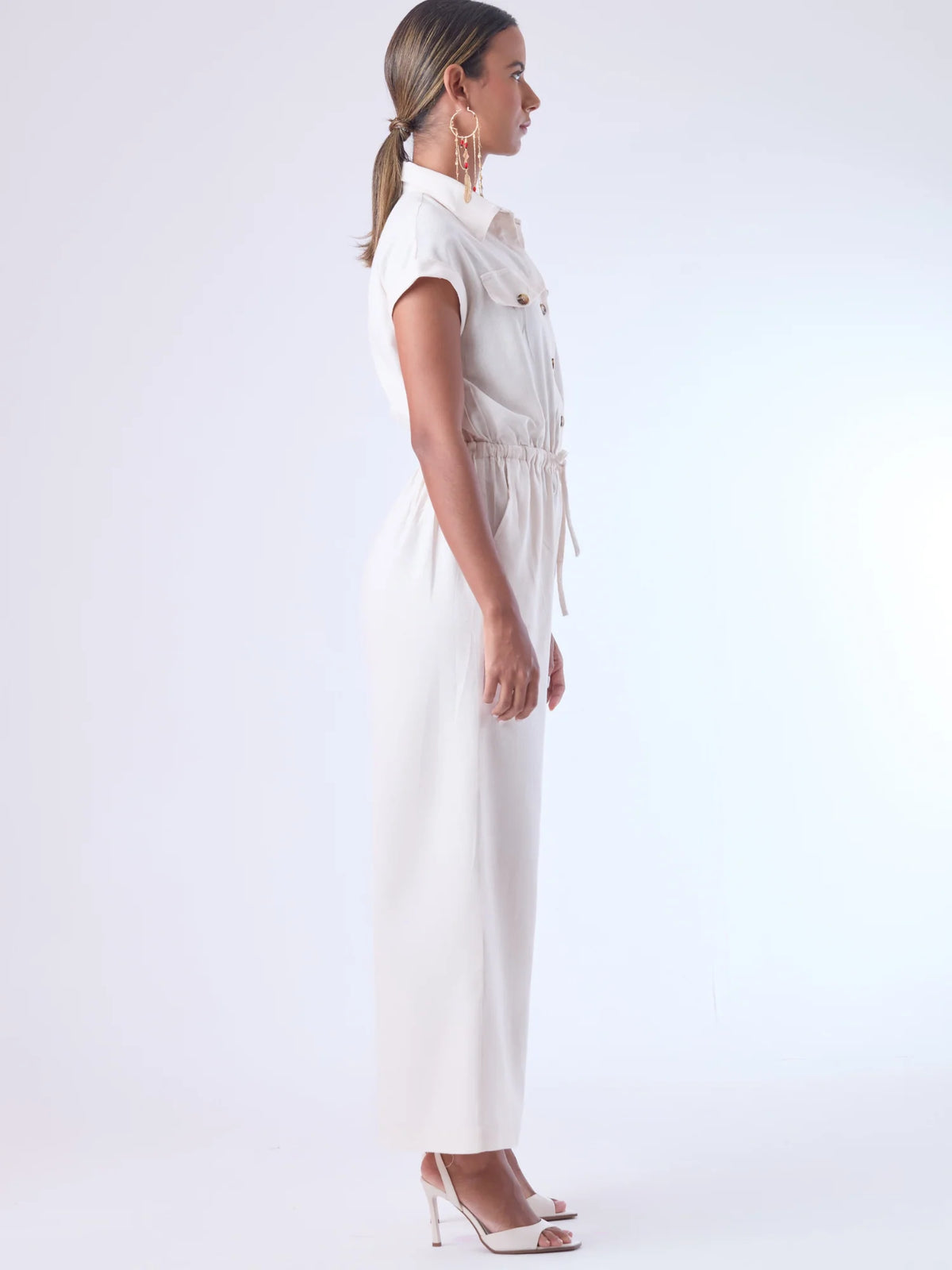 Diseñado para brindar estructura sin perder comodidad, este enterizo combina una silueta relajada con una cintura ajustable que define la figura. Con cuello camisero, mangas cortas con doblez y perilla de botones, es una pieza versátil ideal para días de oficina con estilo o salidas casuales sofisticadas. Su caída fluida y el diseño minimalista lo convierten en un esencial contemporáneo.

Detalles:

Color: Natural