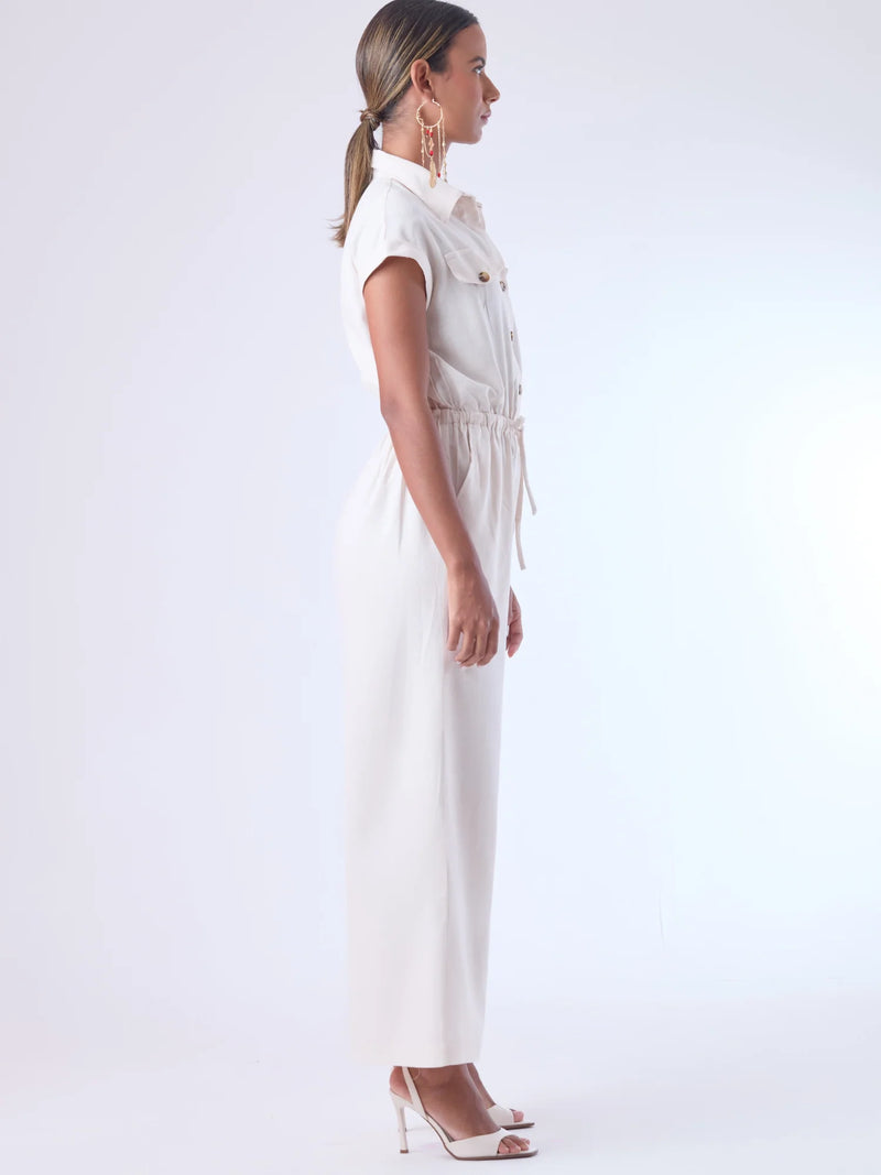 Diseñado para brindar estructura sin perder comodidad, este enterizo combina una silueta relajada con una cintura ajustable que define la figura. Con cuello camisero, mangas cortas con doblez y perilla de botones, es una pieza versátil ideal para días de oficina con estilo o salidas casuales sofisticadas. Su caída fluida y el diseño minimalista lo convierten en un esencial contemporáneo.

Detalles:

Color: Natural