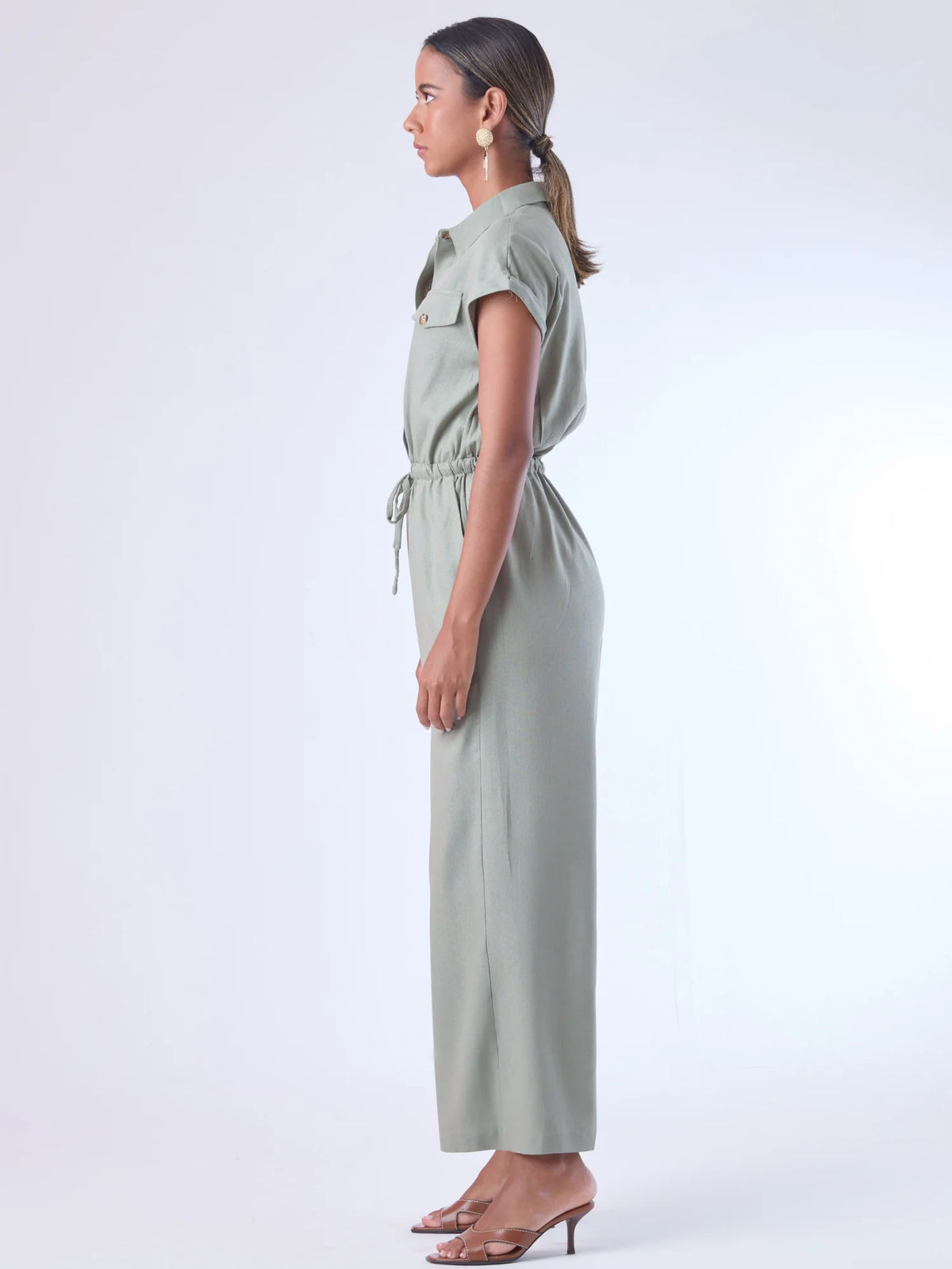 Diseñado para brindar estructura sin perder comodidad, este enterizo combina una silueta relajada con una cintura ajustable que define la figura. Con cuello camisero, mangas cortas con doblez y perilla de botones, es una pieza versátil ideal para días de oficina con estilo o salidas casuales sofisticadas. Su caída fluida y el diseño minimalista lo convierten en un esencial contemporáneo.

Detalles:

Color: Olivo