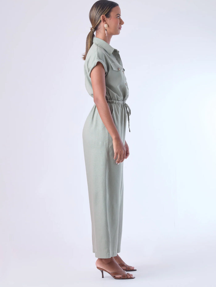 Diseñado para brindar estructura sin perder comodidad, este enterizo combina una silueta relajada con una cintura ajustable que define la figura. Con cuello camisero, mangas cortas con doblez y perilla de botones, es una pieza versátil ideal para días de oficina con estilo o salidas casuales sofisticadas. Su caída fluida y el diseño minimalista lo convierten en un esencial contemporáneo.

Detalles:

Color: Olivo