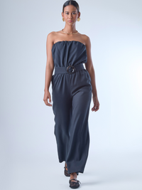 Jumpsuit sin tirantes de corte largo y silueta fluida. El diseño superior tiene un efecto fruncido en el escote elástico, que se ajusta suavemente al cuerpo. En la cintura destaca un cinturón ancho con hebilla redonda que define la figura. El pantalón cae recto hasta el tobillo con un estilo relajado y elegante. Ideal para un look moderno con aire minimalista.

Detalles:

Color: Navy