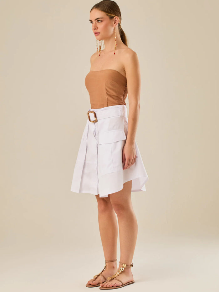 Falda corta tipo cargo con bolsillos frontales y cinturón ancho que define la cintura. Su diseño estructurado y moderno aporta un estilo casual con carácter, ideal para crear looks versátiles y urbanos con un toque utilitario.

Detalles:

Color: Blanco

Material: 100% Algodon

Características: Incluye cinturón a tono.