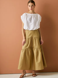Falda larga con diseño&nbsp; de volantes suaves que aportan movimiento y volumen. Su silueta amplia y estructura liviana la hacen perfecta para un look relajado y sofisticado, ideal para combinar con blusas ligeras y crear estilismos con encanto natural.

Detalles:

Color: Camel
