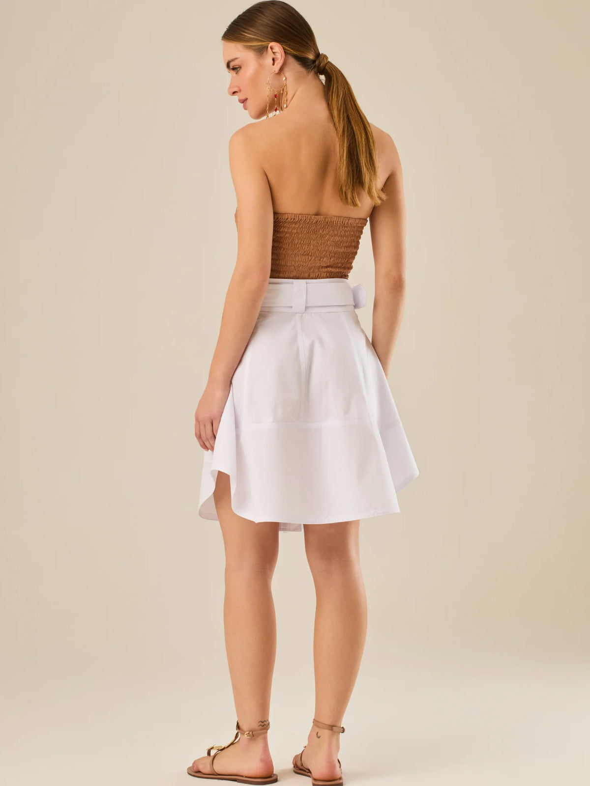 Falda corta tipo cargo con bolsillos frontales y cinturón ancho que define la cintura. Su diseño estructurado y moderno aporta un estilo casual con carácter, ideal para crear looks versátiles y urbanos con un toque utilitario.

Detalles:

Color: Blanco

Material: 100% Algodon

Características: Incluye cinturón a tono.