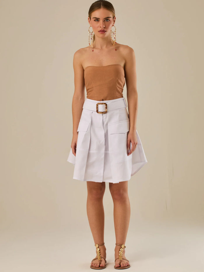 Falda corta tipo cargo con bolsillos frontales y cinturón ancho que define la cintura. Su diseño estructurado y moderno aporta un estilo casual con carácter, ideal para crear looks versátiles y urbanos con un toque utilitario.

Detalles:

Color: Blanco

Material: 100% Algodon

Características: Incluye cinturón a tono.