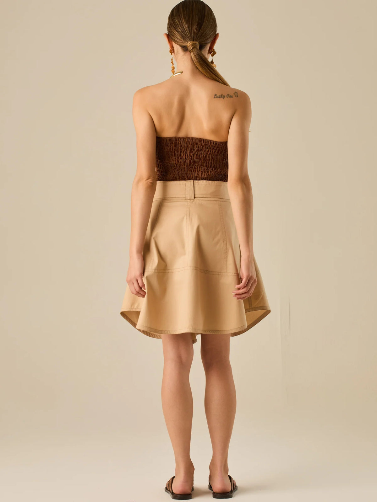 Falda corta tipo cargo con bolsillos frontales y cinturón ancho que define la cintura. Su diseño estructurado y moderno aporta un estilo casual con carácter, ideal para crear looks versátiles y urbanos con un toque utilitario.

Detalles:

Color: Sand